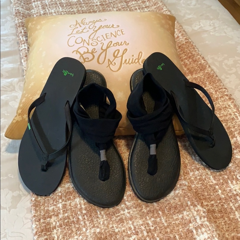 Score! Sanuk bundle ... 2 pair sandals!